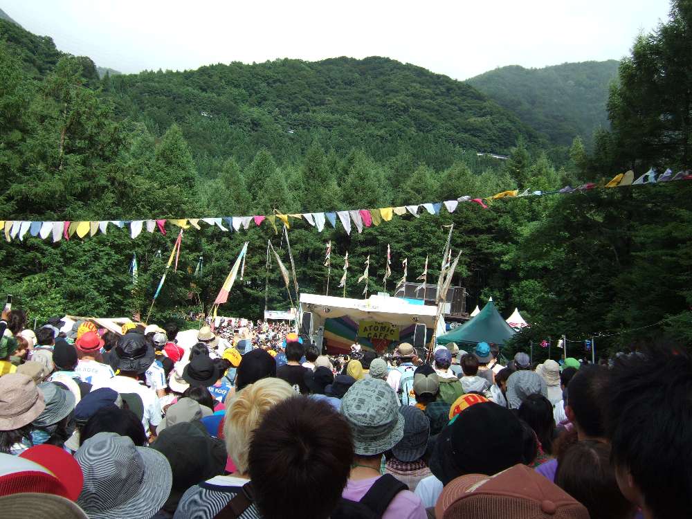 立ってもステージは見えません。