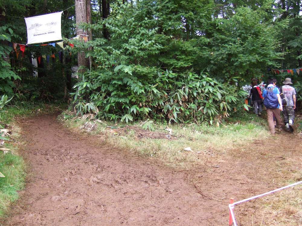 NGOビレッジ側の入り口。通路が二手に分かれています。