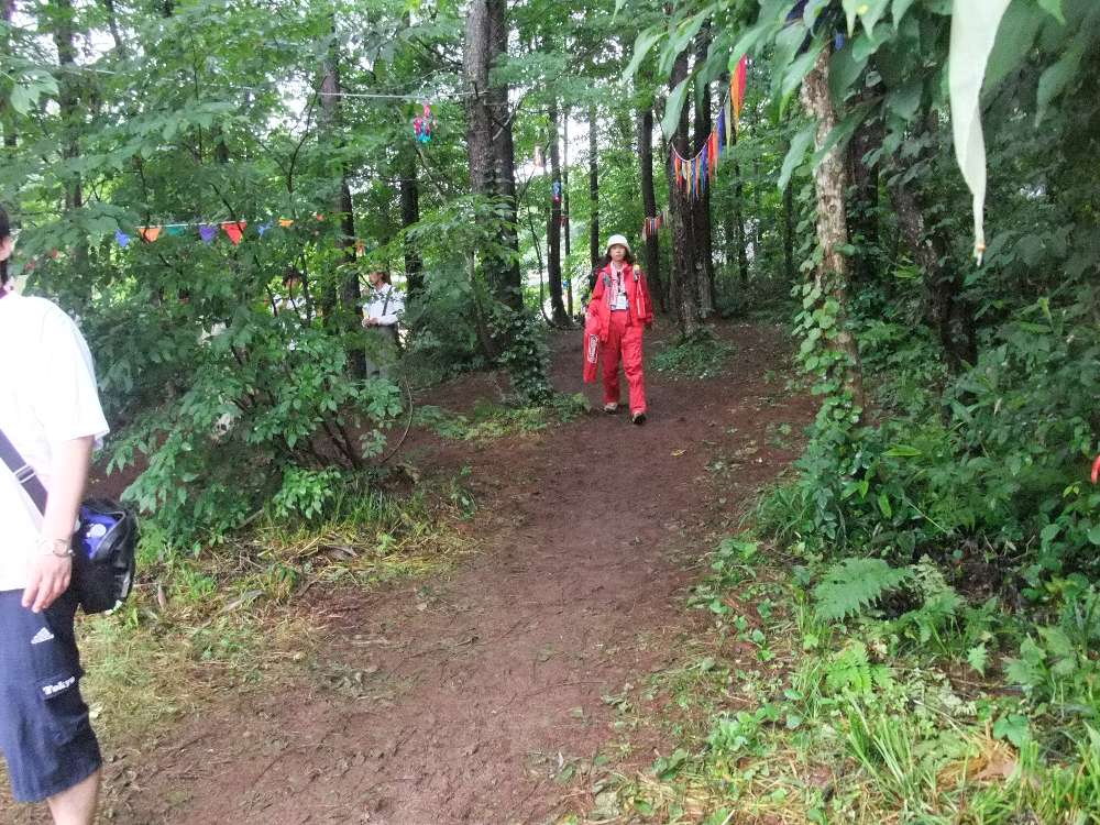 通路を通る人その2。