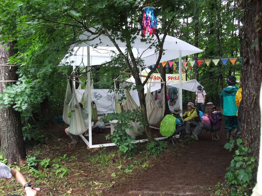 ハンモックで休む人たち。