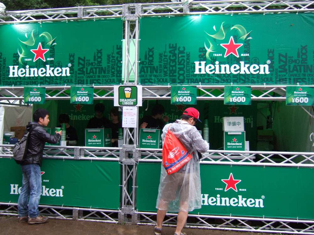 最もグリーンステージに近い店、ハイネケン。