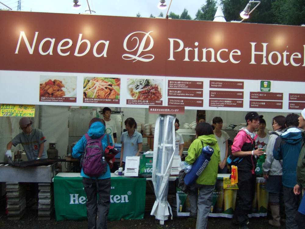 苗場プリンスホテル。定位置。2店舗のスペース。