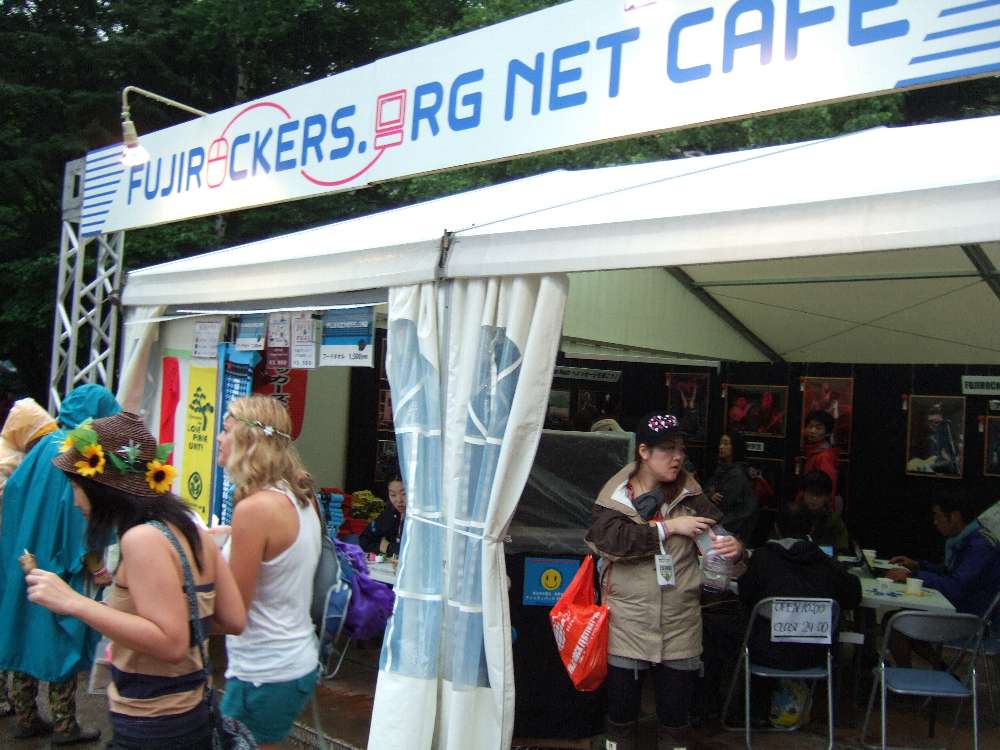 ネットカフェ。レノボのノートパソコンが置いてある。