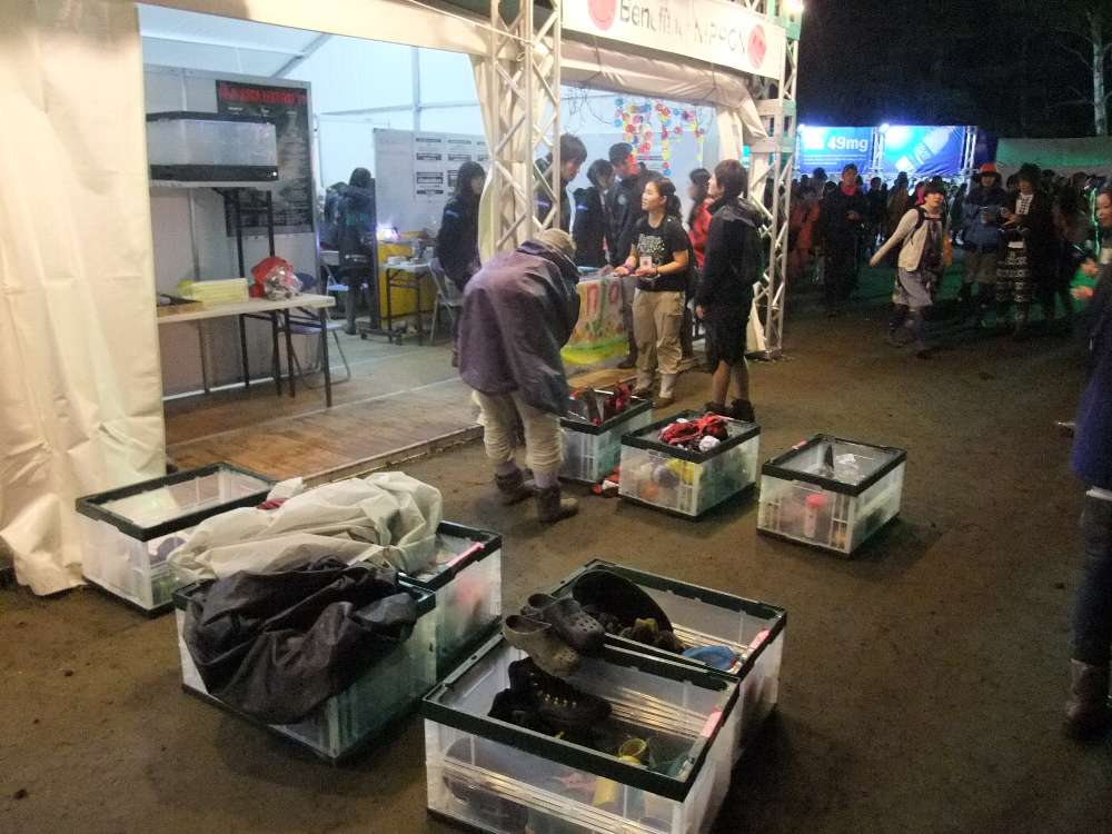 雨が降っていないとインフォメーションの外に出されます。