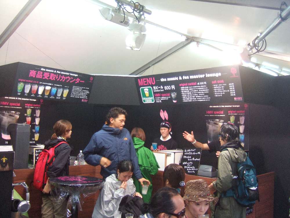 中にバーがあります。