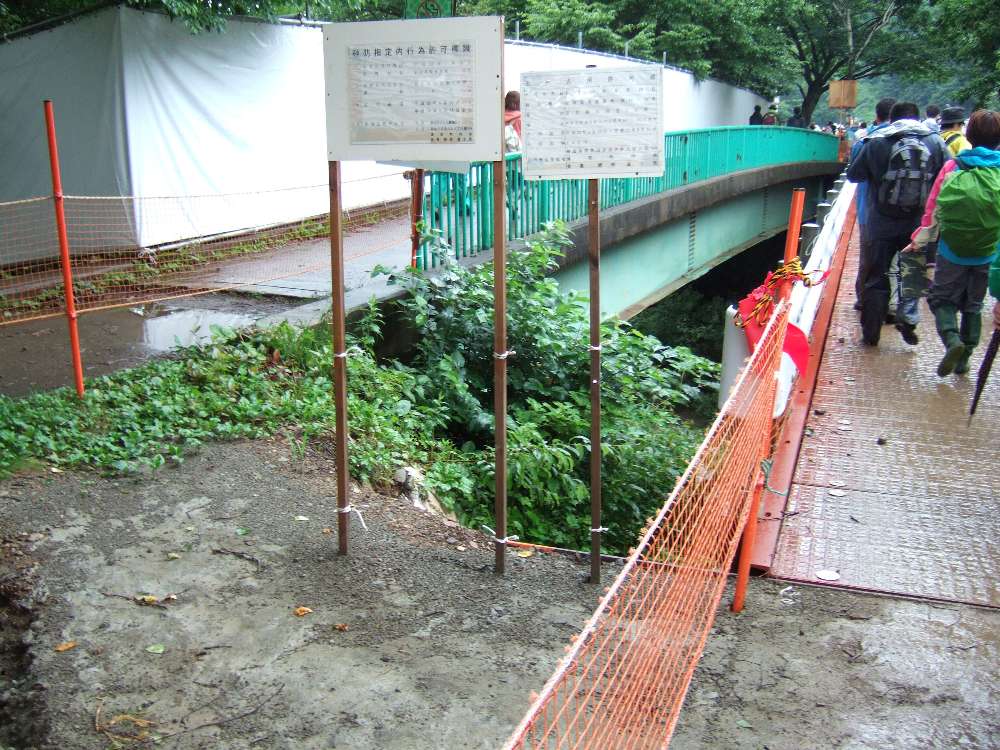 右側が仮設橋B。