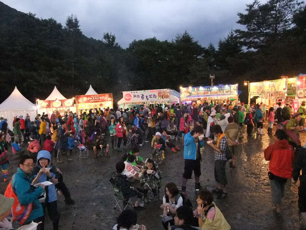 いすがある人はいすに座り、ない人は立ち食い。