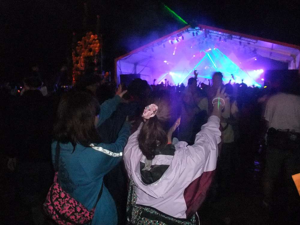 見ている人も女性が多い。