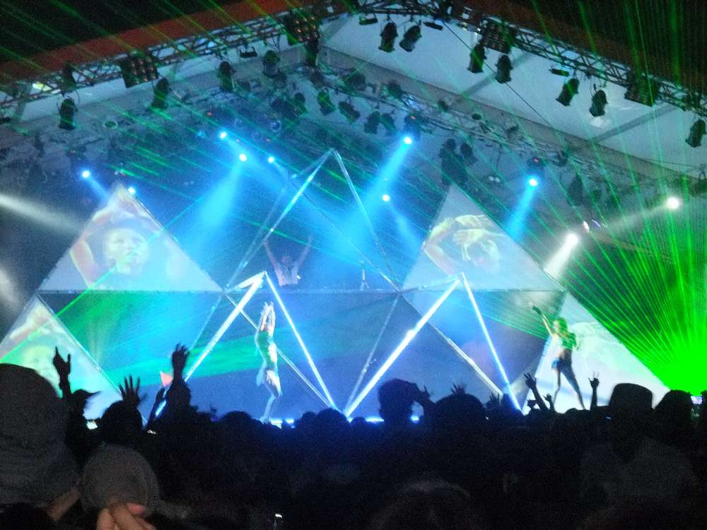 下に女性が2人います。