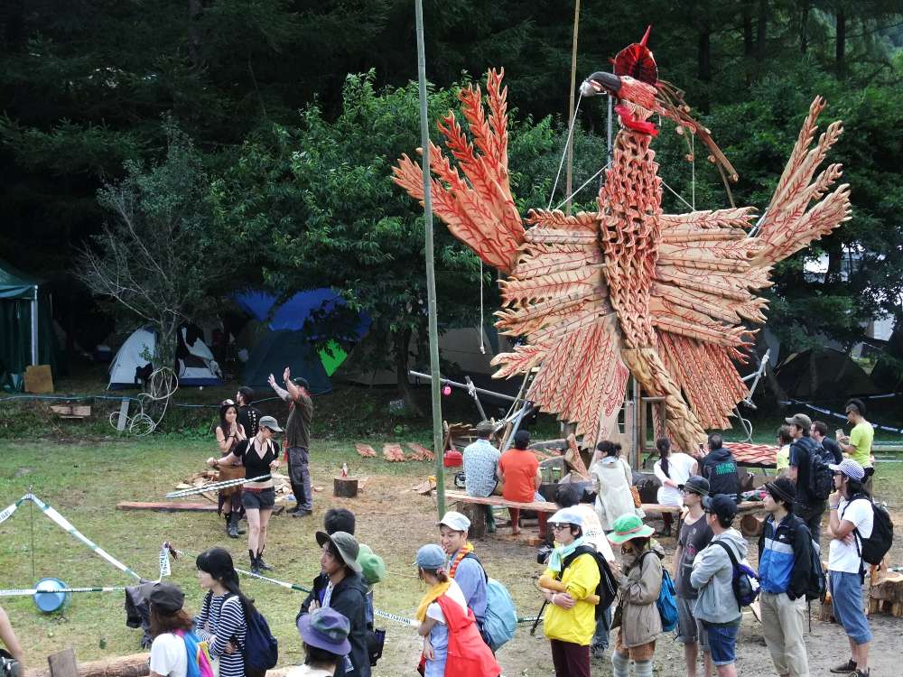 大きなオブジェ。見えにくいが、女性がフラフープをしています。