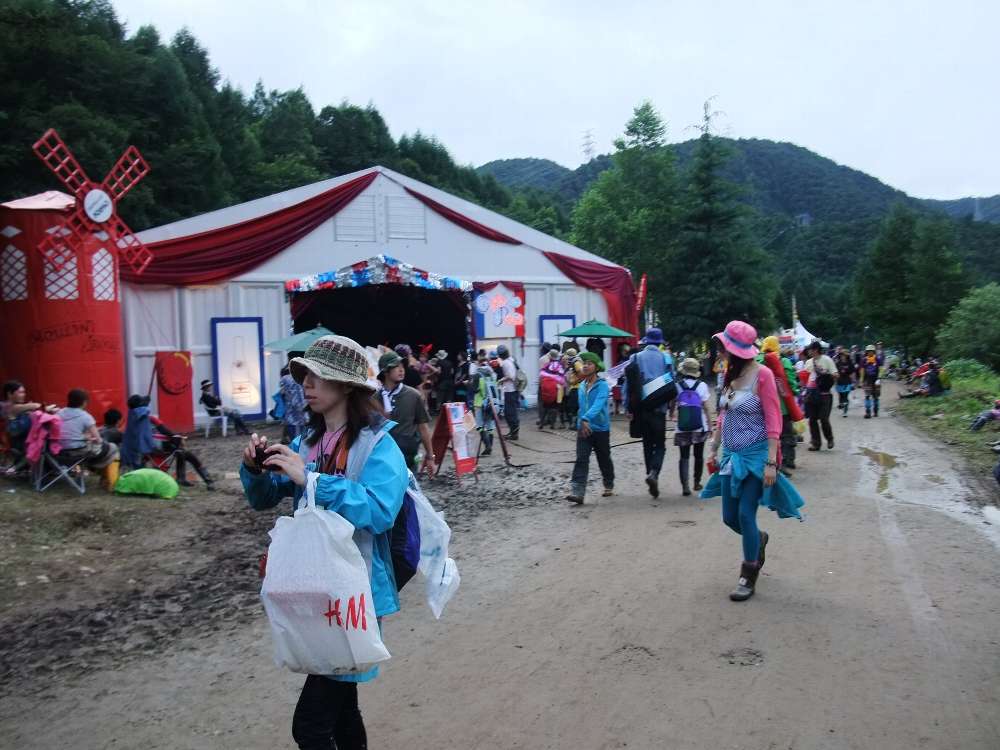 ストーンド・サークルの手前にあるカフェ・ド・パリ。