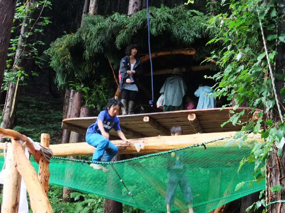 網は落下防止なのか遊具の一部なのか分かりません。