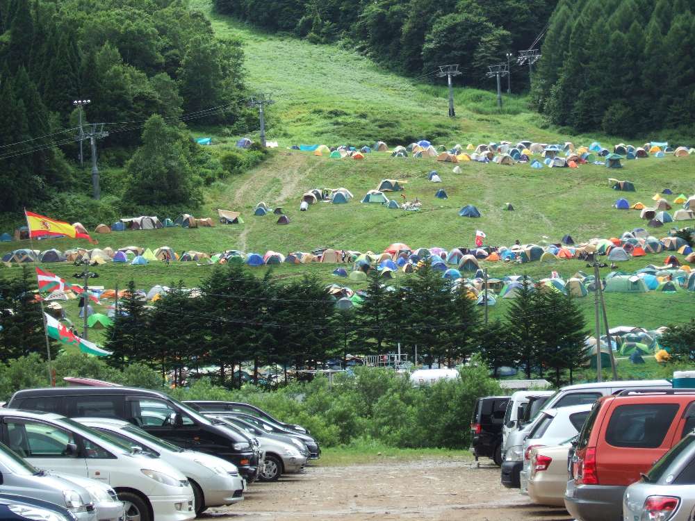 晴れているときのキャンプサイト。明るい。