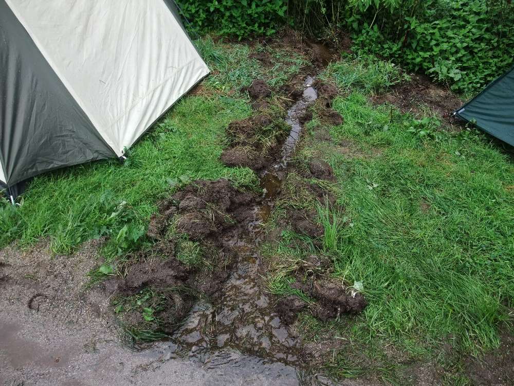 雨を流す溝が掘られていました。