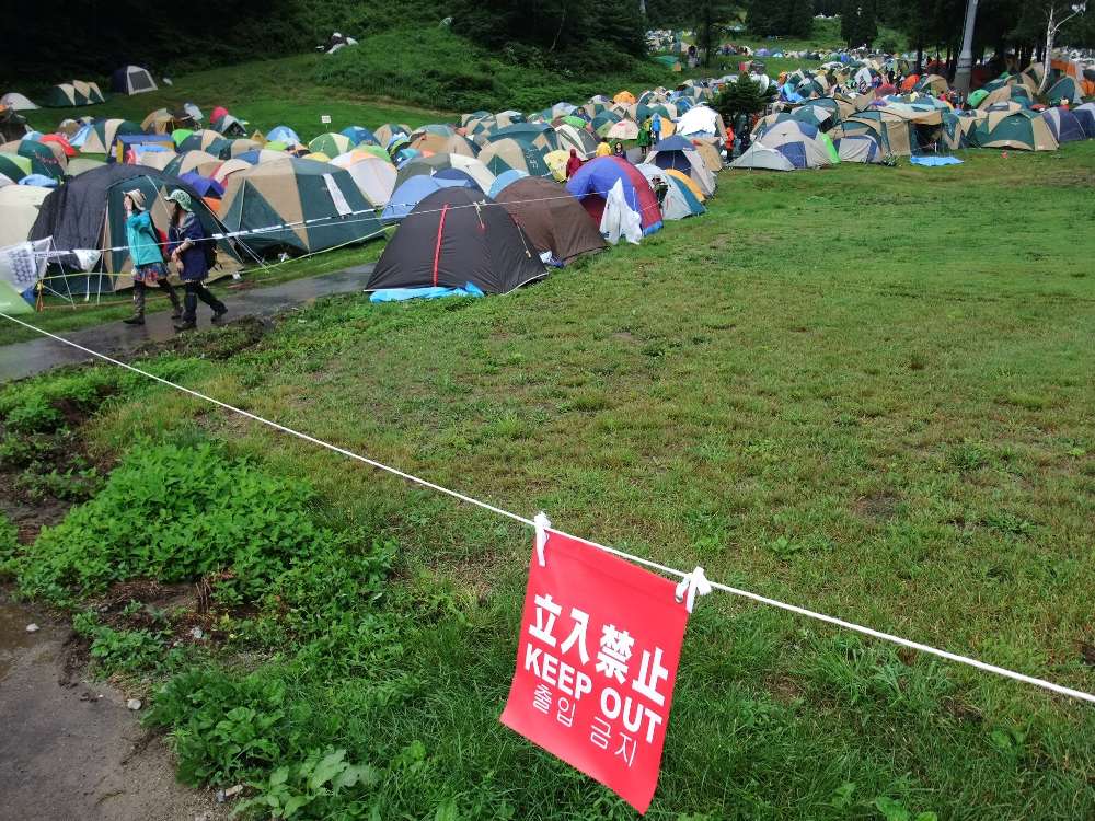 手入れされていなくてもグリーンは立ち入り禁止。