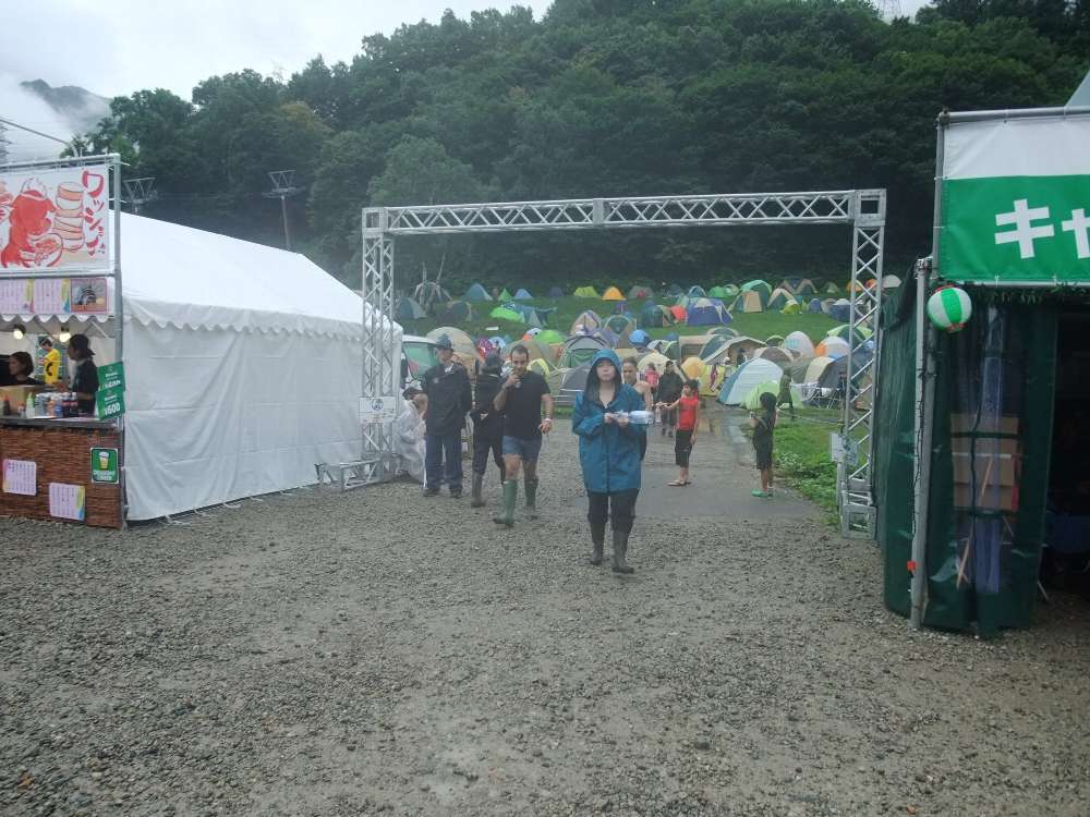 キャンプサイトの従来の入り口。