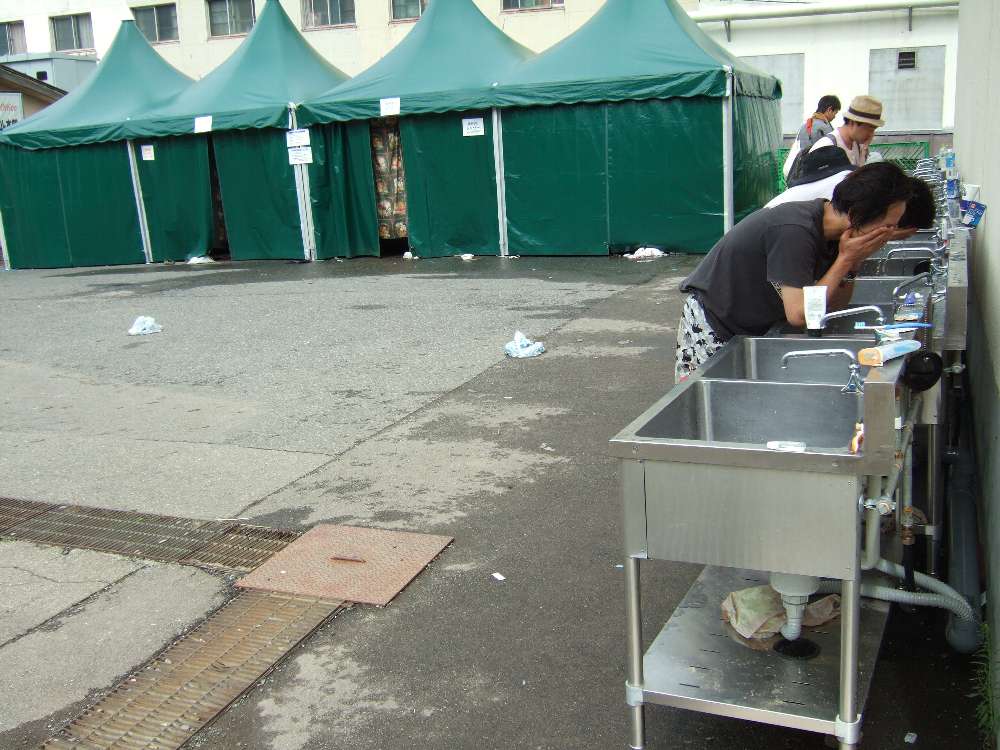 洗面所。奥の緑のテントはシャワー。