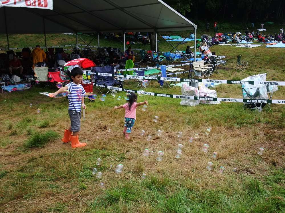 地面に落ちても割れないシャボン玉。