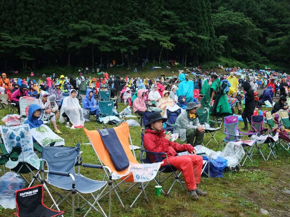 雨が降るとレジャーシートは敷かれなくなります。