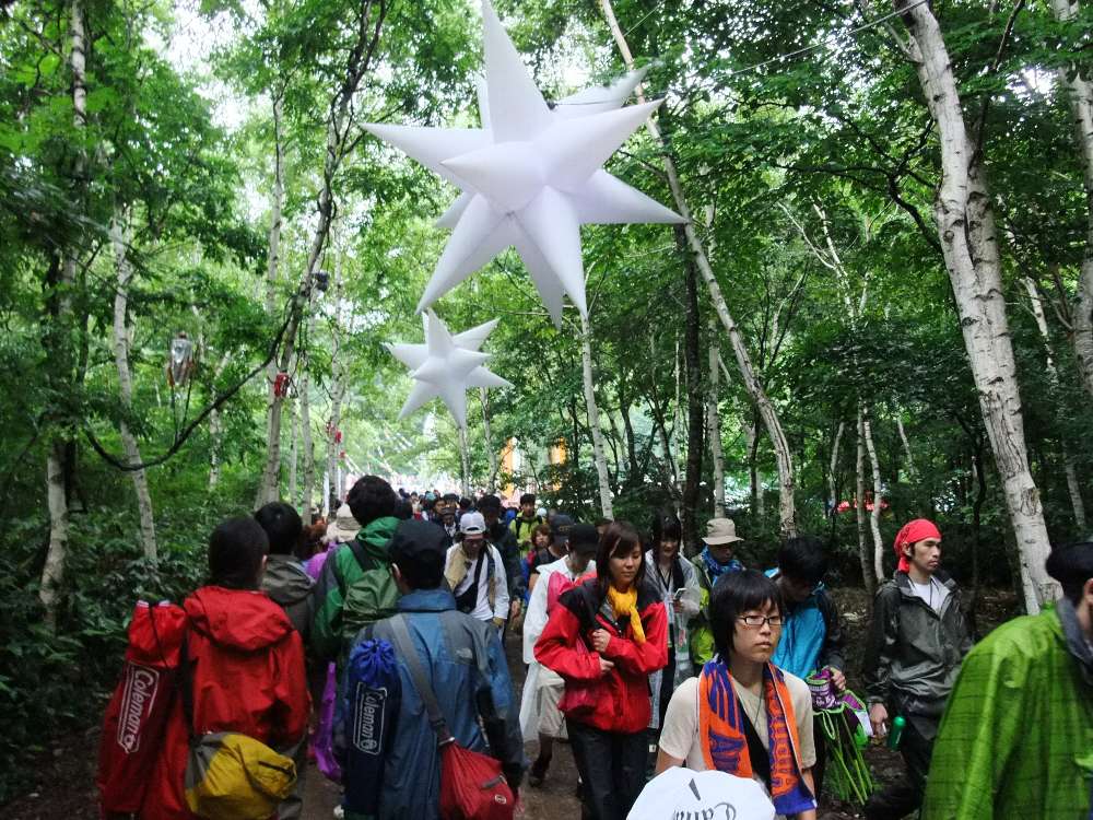 晴れていてもみんな雨具着用。