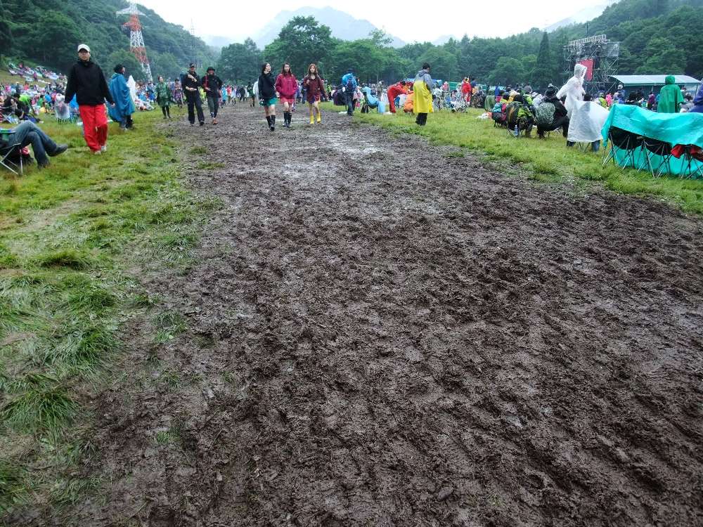 舗装されていない方の通路。