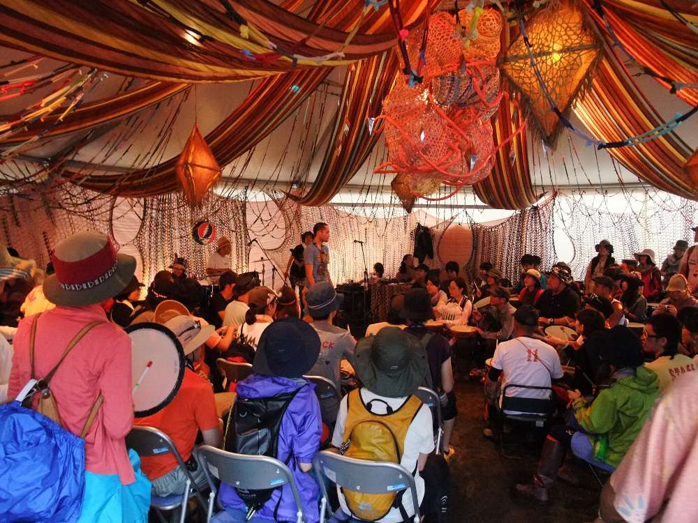 テントの中で打楽器のセッションをしています。