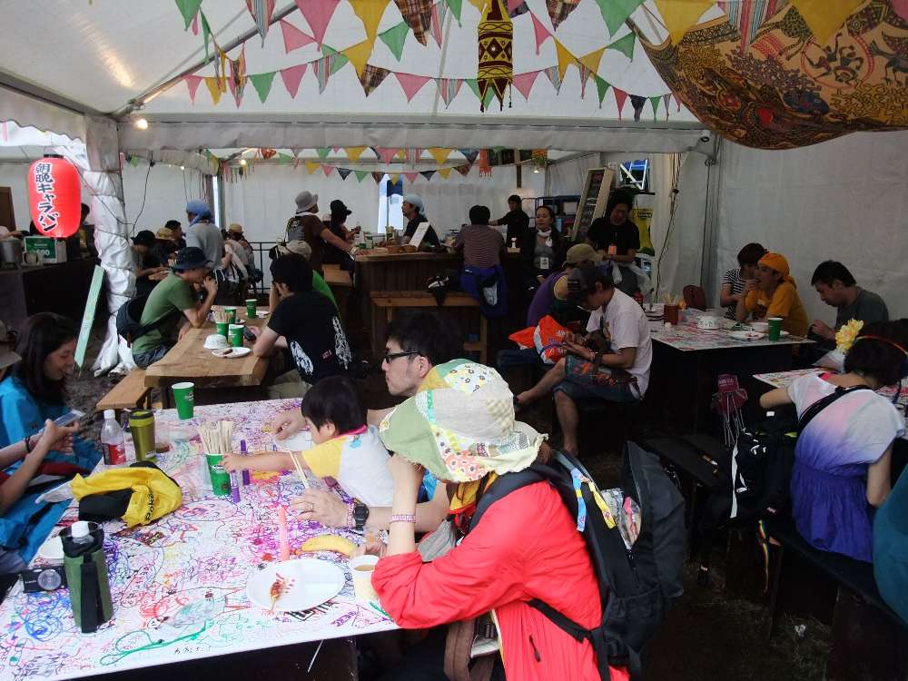 落書きし放題のテーブル。