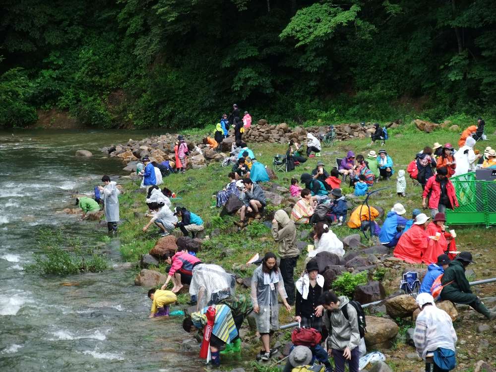 水量の多い河原。
