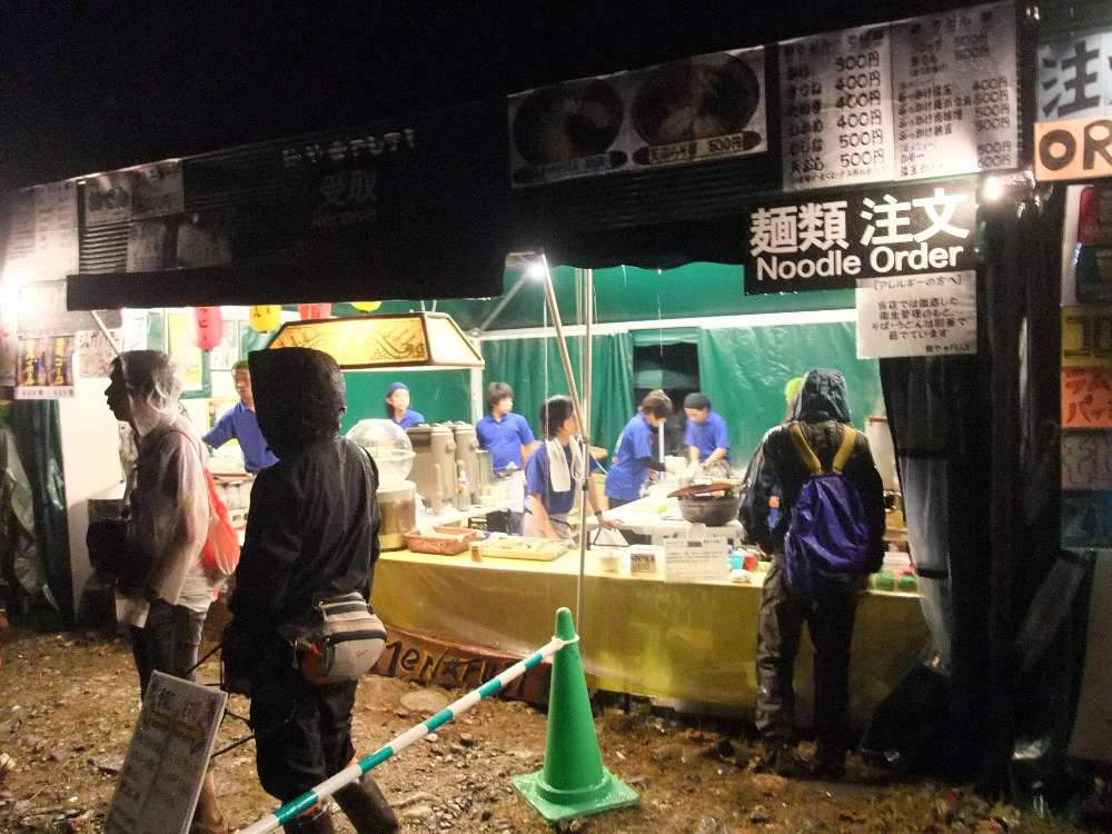 麺やも営業中。