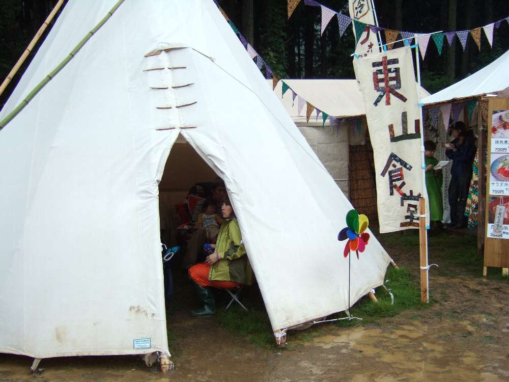 雨宿りに使われるテント。