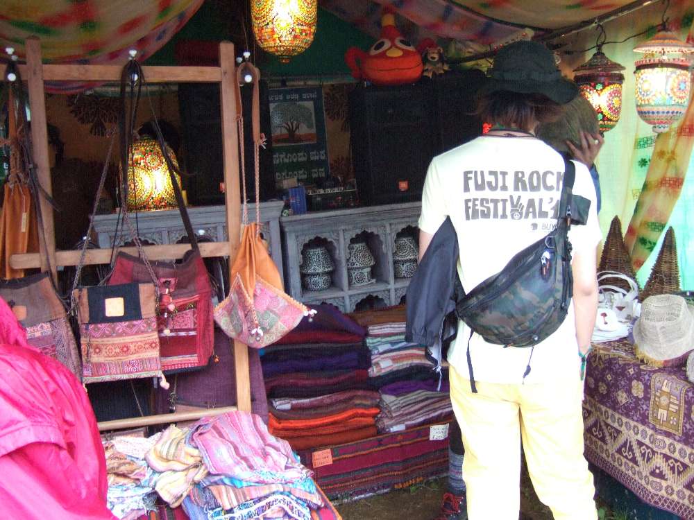 バッグやストールなど。