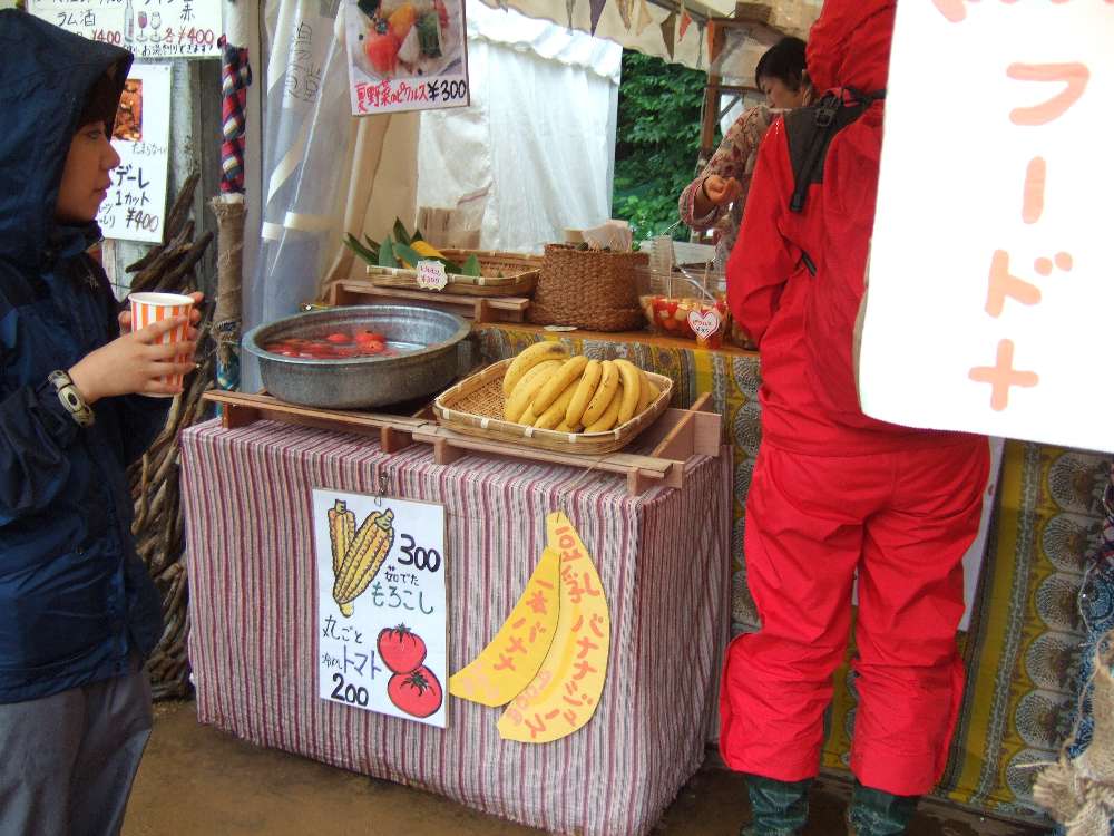 とうもろこしとトマトはそのまま売られています。