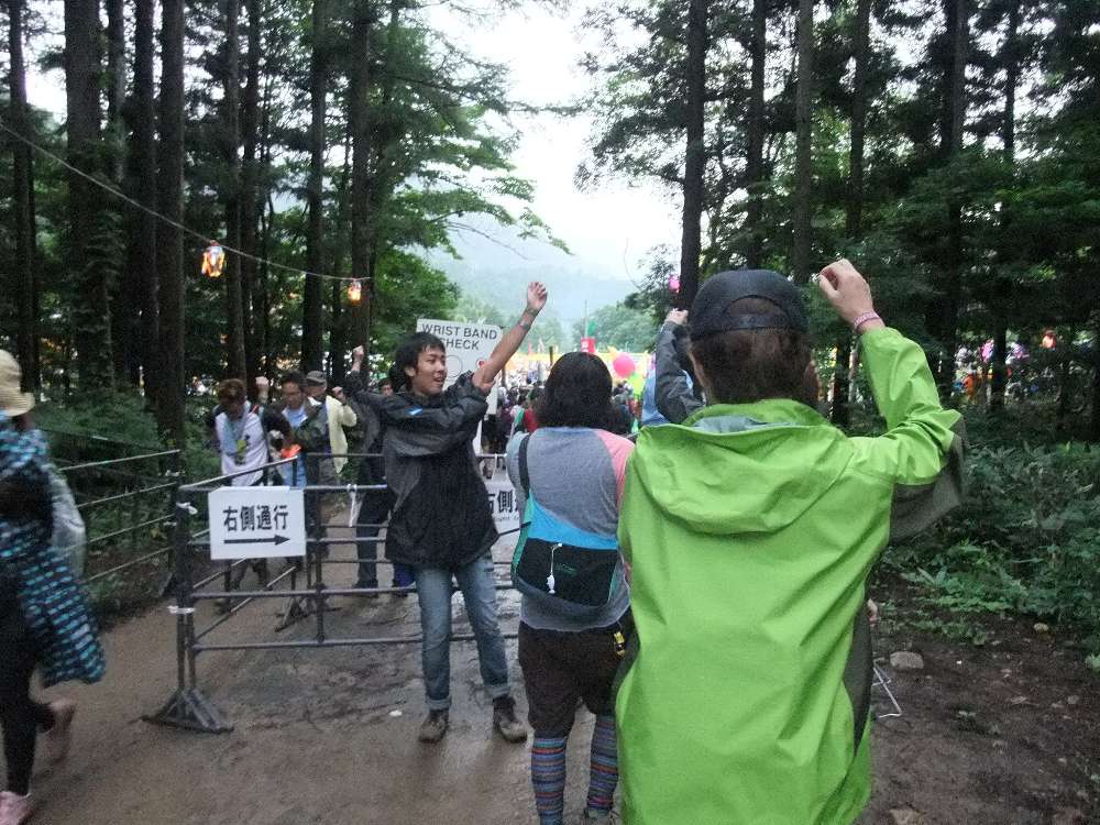 途中にリストバンドチェックがあります。