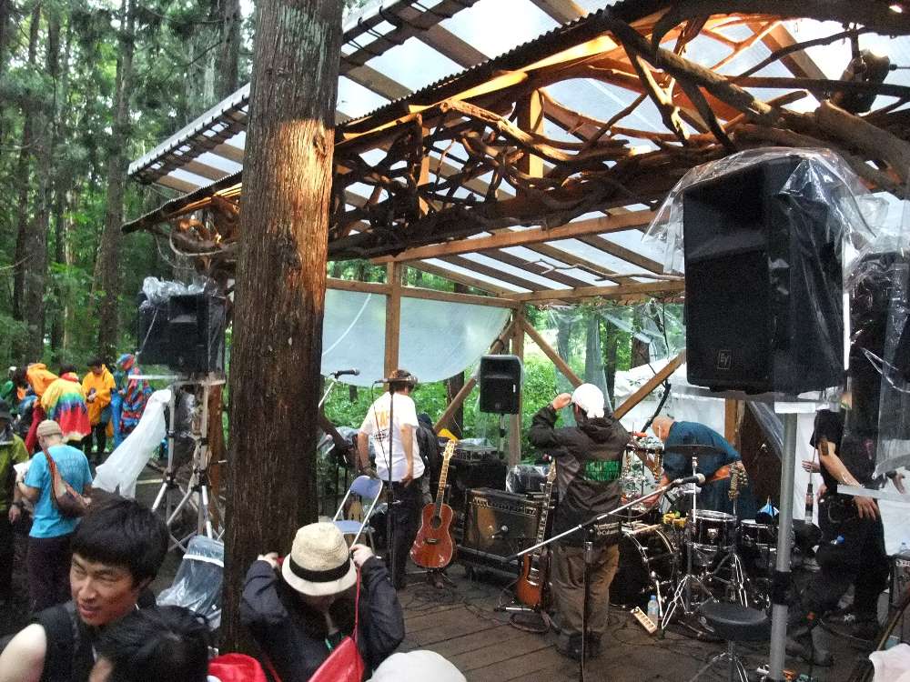 ステージの前にも木。