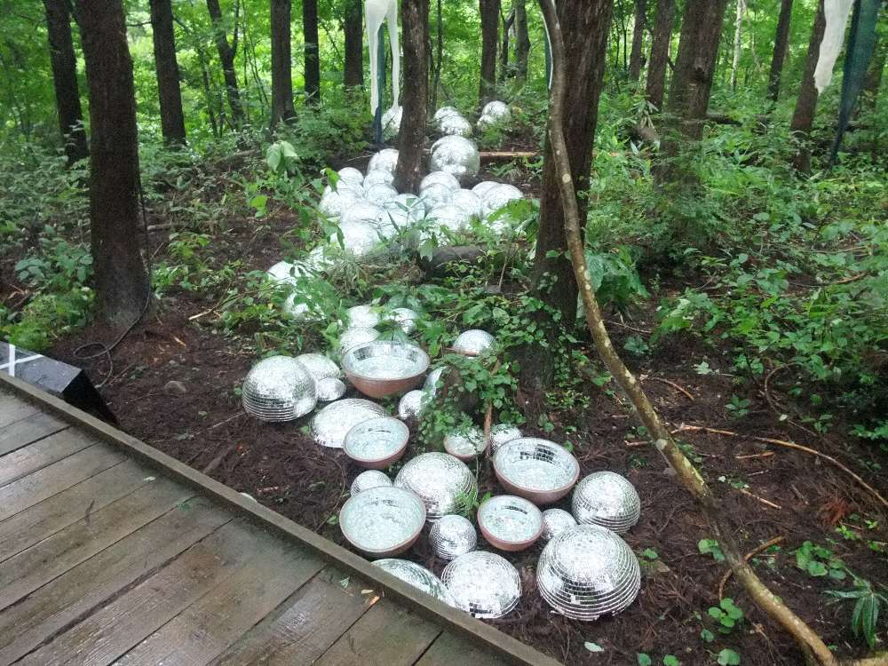 ミラーボールたくさん。