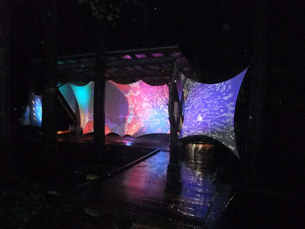 向こう側から光を当てています。