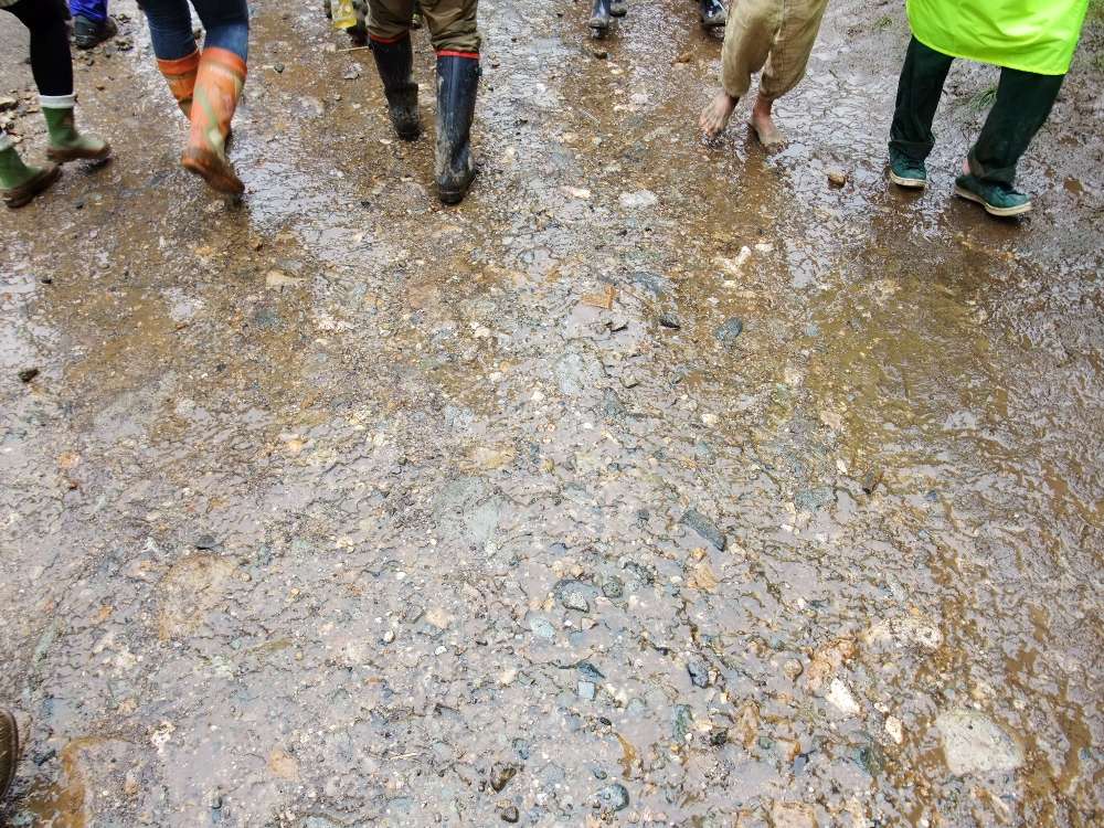 坂なので石が多い。裸足で歩く人もいます。