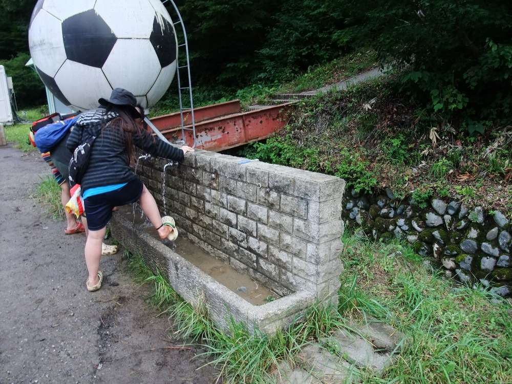 足洗い場になっている手洗い場。