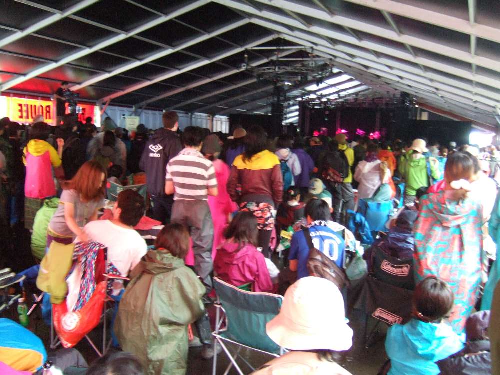 後方はいすが多い。