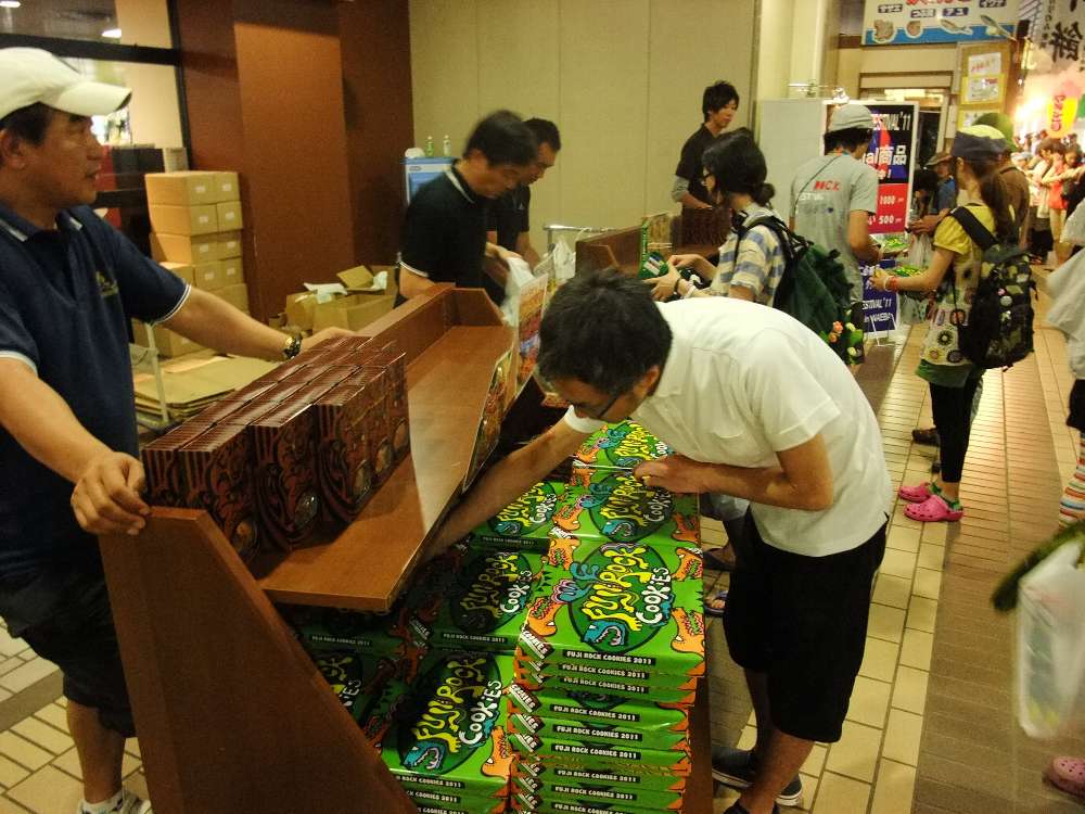 売店。フジロッククッキーがたくさん残っていました。