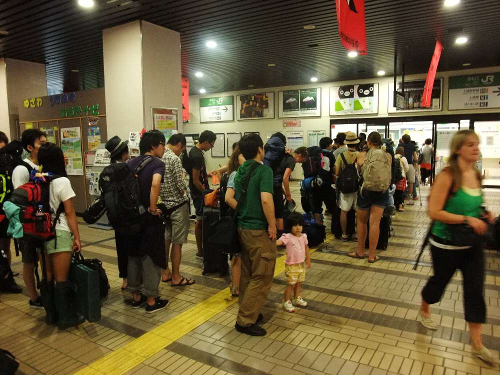 窓口に並ぶ行列。