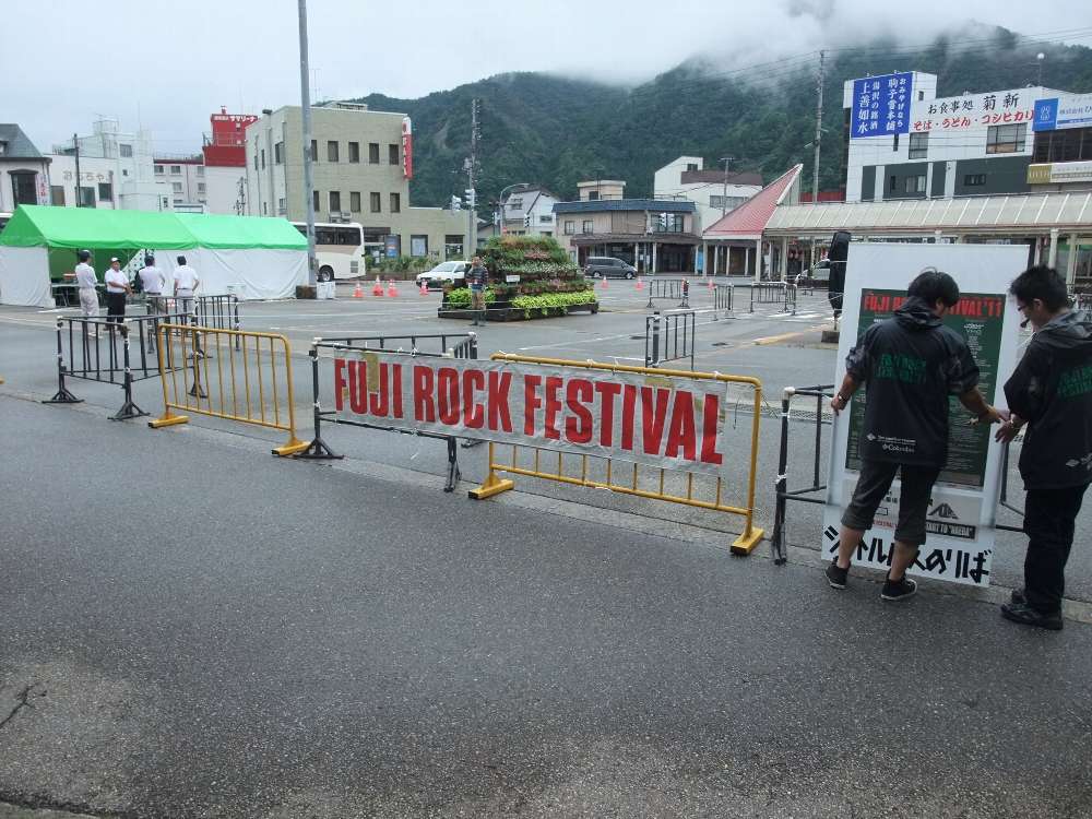 駅の外。乗り場の準備をしています。