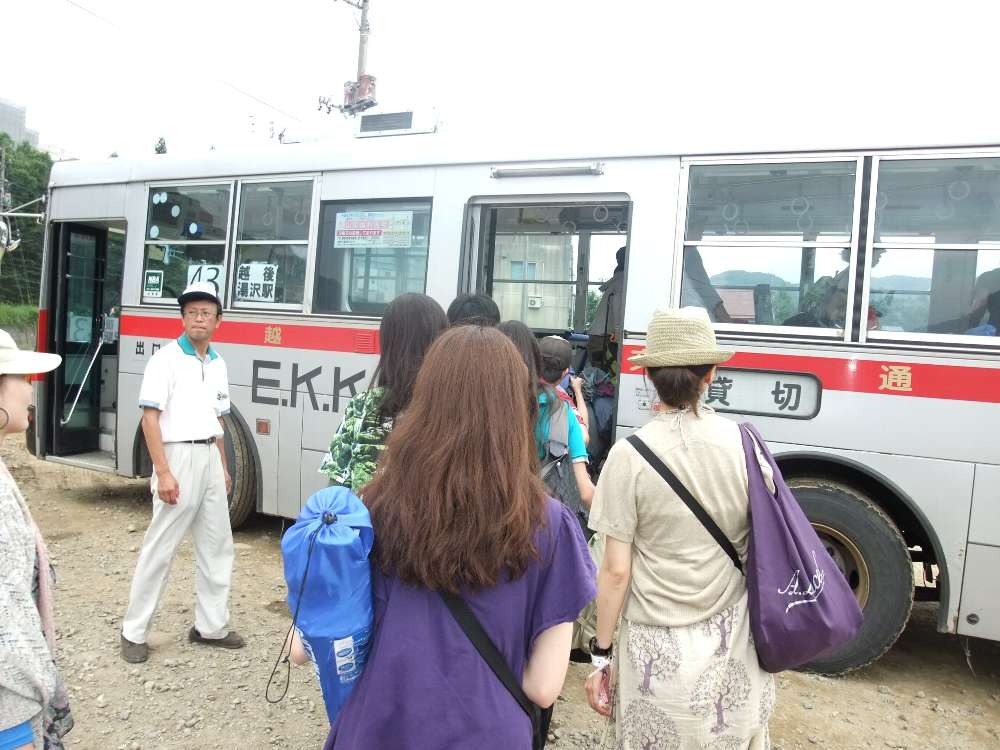 シャトルバス乗り込み。