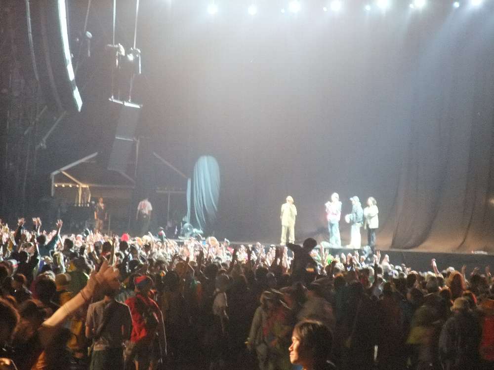 終演後の記念撮影をしているところ。