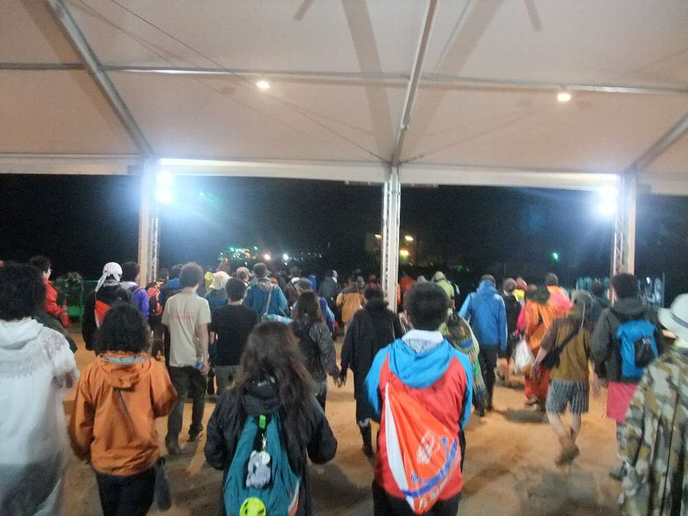 退場する人。入場する人は午前5時までリストバンドのチェックがあります。