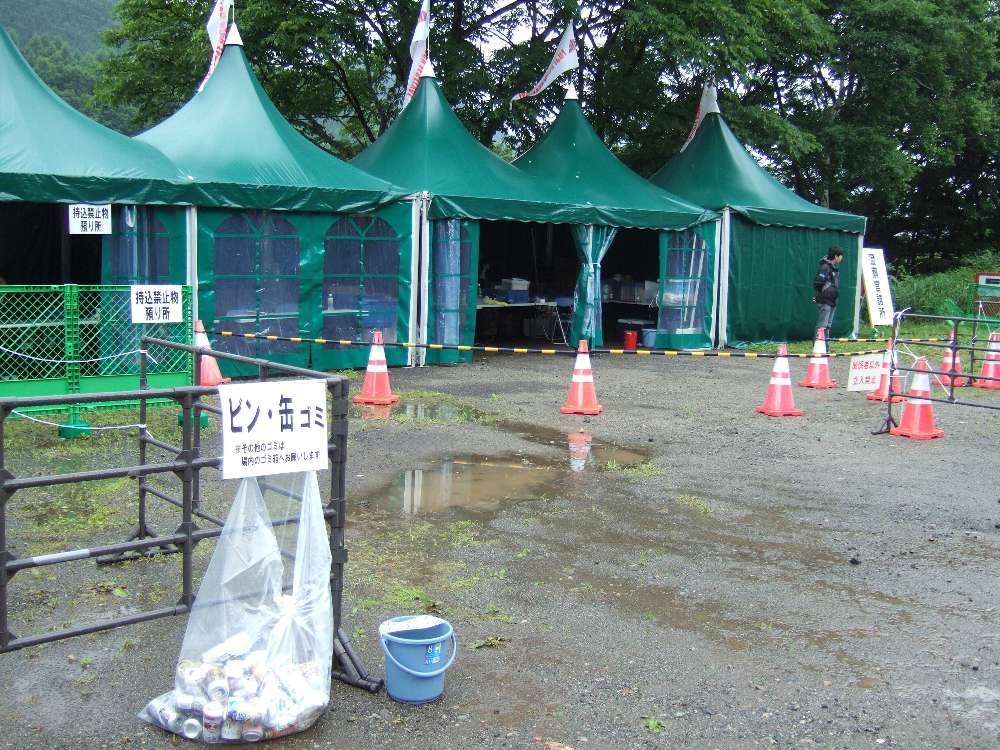 入場ゲート前のテント。ビン、缶が回収されています。
