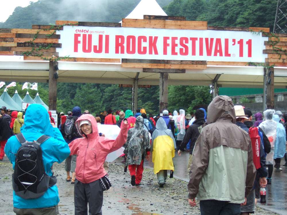 記念撮影をする人。