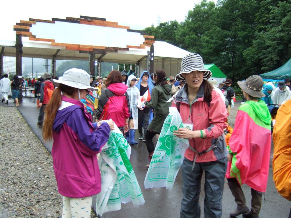 ごみ袋を渡す人、もらう人。