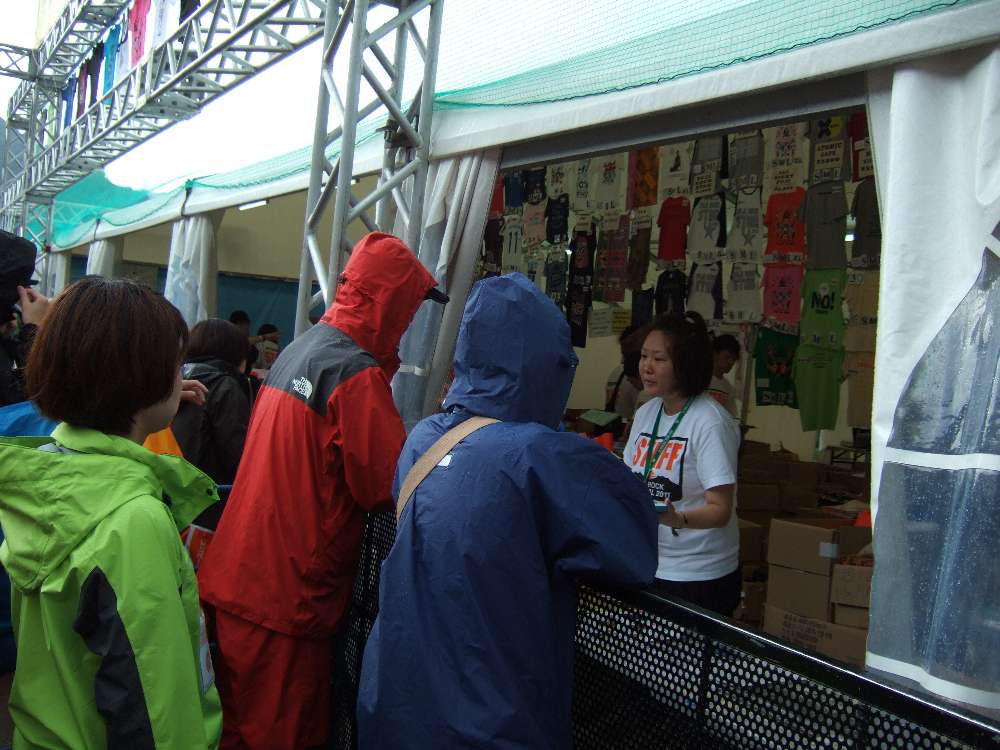 初日の午前11時50分ごろ。