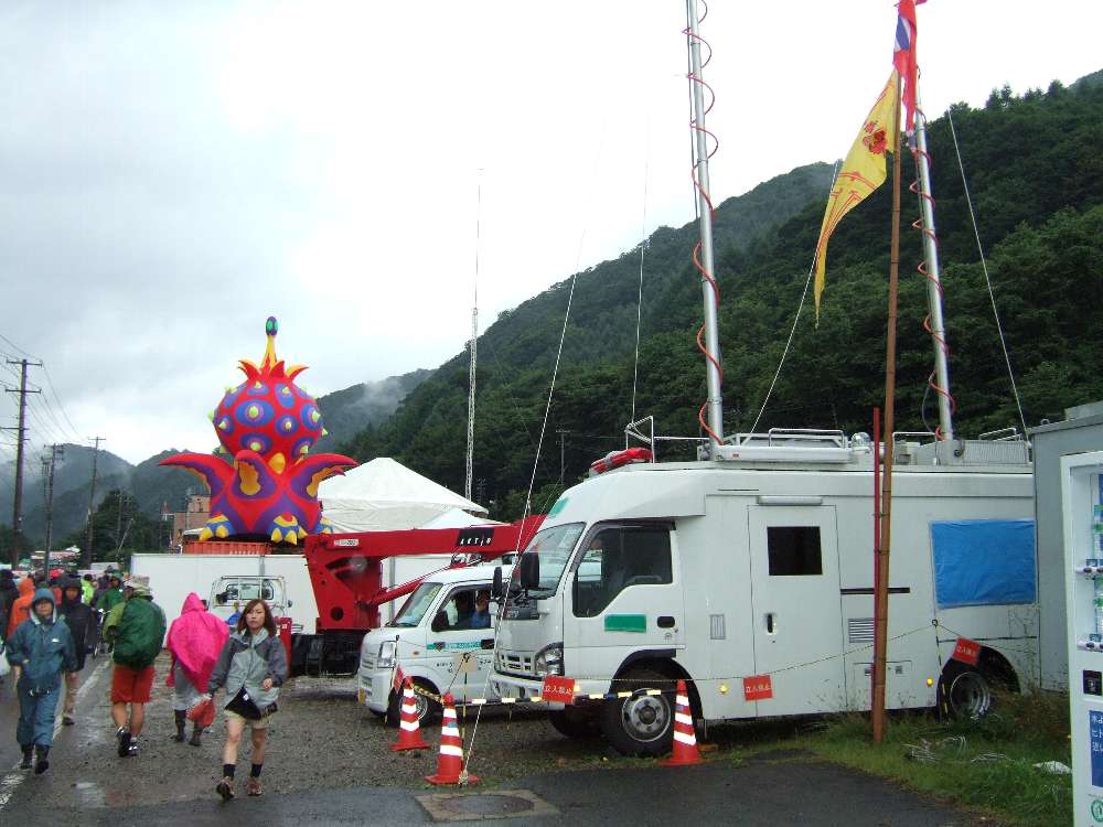 NTTドコモと思われる移動アンテナ車。